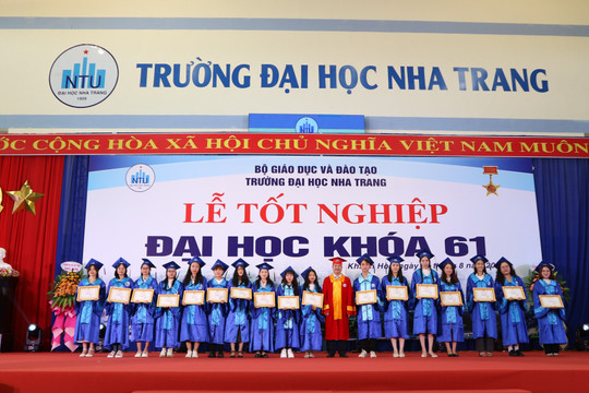 Trường ĐH Nha Trang cấp bằng tốt nghiệp cho hơn 2.100 cử nhân, kỹ sư