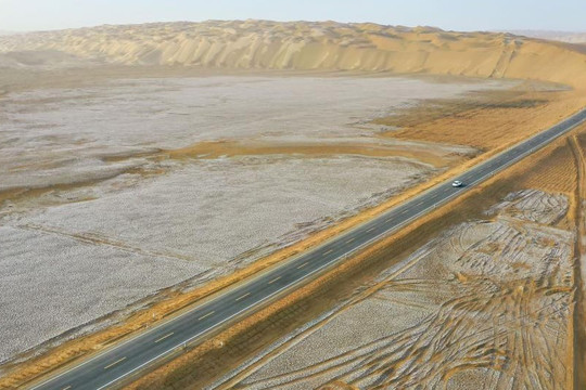 Trung Quốc đổ 5,7 nghìn tỷ san bằng sa mạc di động lớn thứ 2 thế giới, tạo nên công trình kéo dài 334 km