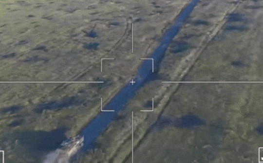 Video: Xe bọc thép uy lực nhất của Ukraine chạy với tốc độ cao vẫn bị UAV Lancet đâm trúng