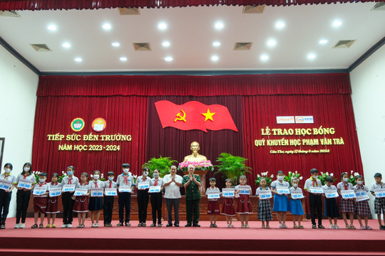 Đại tướng Phạm Văn Trà trao học bổng cho học sinh TP. Cần Thơ