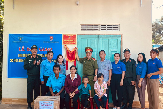 Hai ngôi nhà nhân ái do các chiến sĩ Cảnh sát cơ động hỗ trợ tại Đắk Lắk