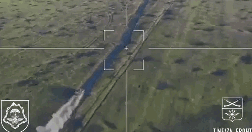 Xem máy bay không người lái Lancet 'rượt đuổi' xe bọc thép chở quân Stryker của Ukraine