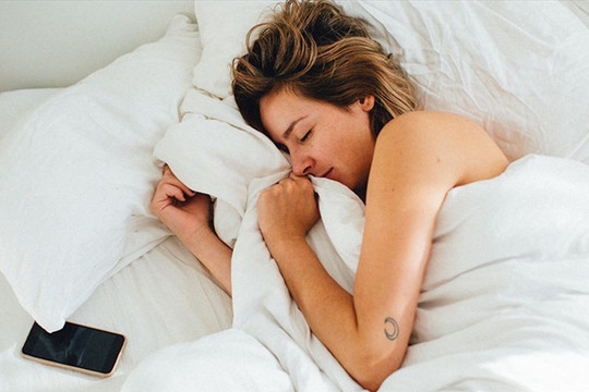 Đặt điện thoại di động bên cạnh khi ngủ có hại không?