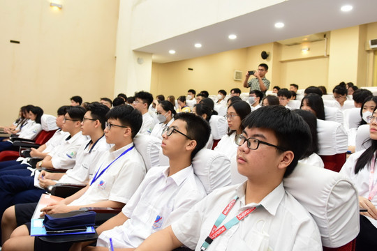 100 học sinh của Trường ĐH Sư phạm Hà Nội được bồi dưỡng kết nạp Đảng