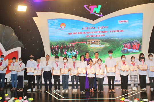 Trao hơn 400 suất học bổng cho học sinh có hoàn cảnh khó khăn tại Thái Nguyên