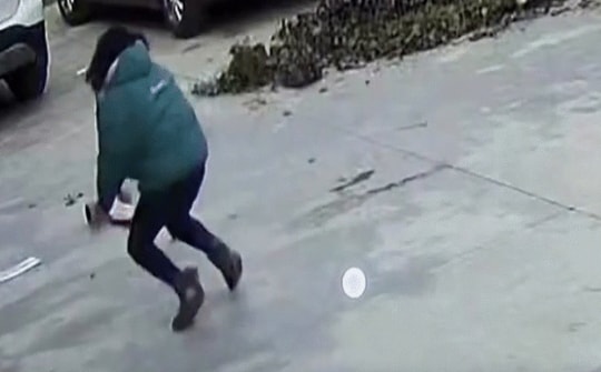 Video: Người phụ nữ phản ứng cực nhanh, dùng thân cứu em bé thoát nạn