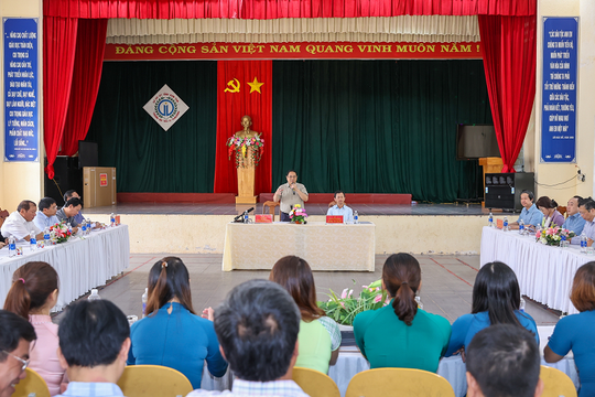Thủ tướng thăm trường dân tộc nội trú tại huyện nghèo của Kon Tum