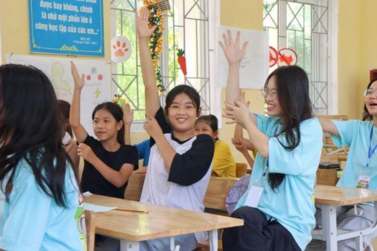 Học sinh trường chuyên Hà Nội đưa tiếng Anh đến với trẻ em nghèo Hòa Bình