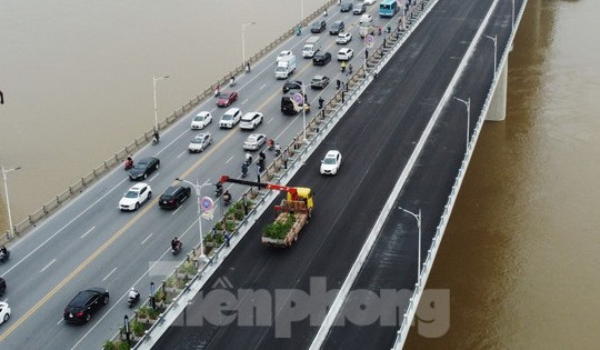 Cầu Vĩnh Tuy 2 thảm xong bê tông nhựa, thông xe cuối tháng 9