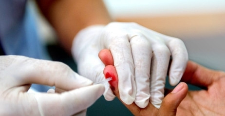 Vụ "bông hồng đen" lấy mẫu máu học sinh: Ai được phép lấy mẫu xét nghiệm HIV?