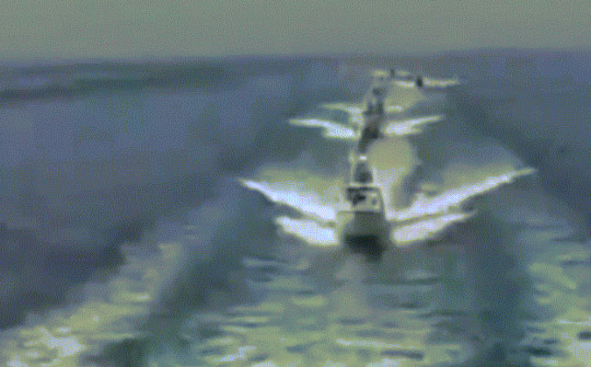UAV và xuồng cao tốc Iran bám đuổi tàu chiến Mỹ, trực thăng buộc phải quay lại tàu