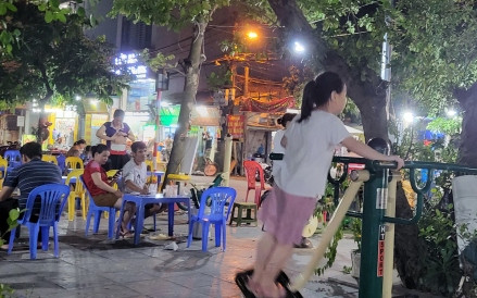 Hàng quán quây kín khu vực hồ Phú Diễn (Hà Nội), trẻ em mất chỗ vui chơi