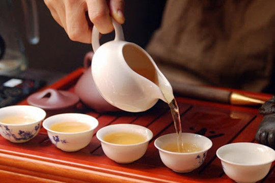 Uống trà nóng hay mát tốt cho sức khỏe hơn?