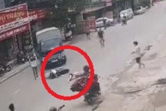 Clip: Cố tạt đầu xe tải, nữ tài xế đi xe máy gặp nạn nằm gục giữa đường