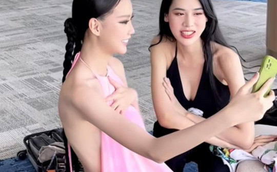 Hoa hậu Bảo Ngọc mặc yếm mỏng manh, dùng tay giữ để không rơi vào tình huống khó xử