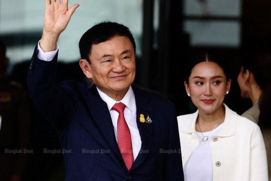 CLIP: Cựu Thủ tướng Thaksin Shinawatra về tới Thái Lan