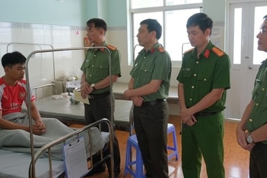 Hung hãn xông vào trụ sở chém trọng thương công an