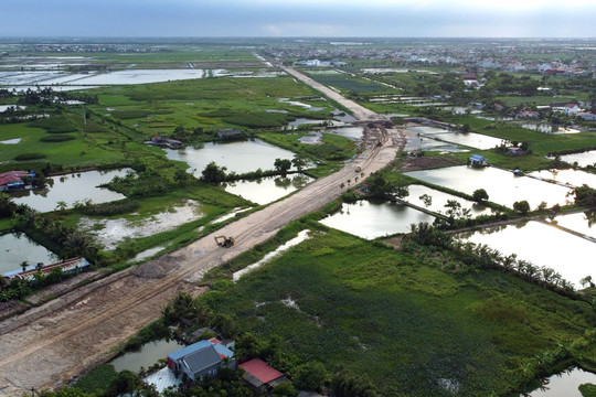 Hình ảnh một phần tuyến đường chạy dọc phía nam huyện Kiến Thụy đang xây dựng, đoạn nối vào đường ven biển Hải Phòng