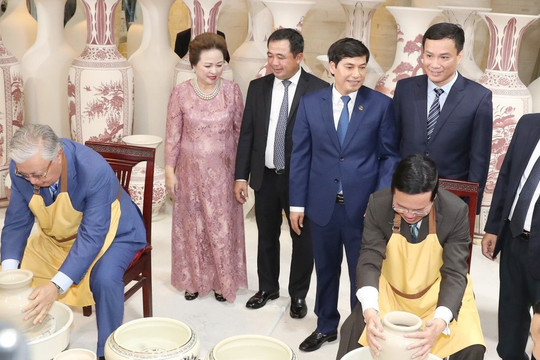 Sáng 22/8, Chủ tịch nước Võ Văn Thưởng và Tổng thống Kazakhstan Kassym-Jomart Tokayev thăm Công ty cổ phần Gốm Chu Đậu ở tỉnh Hải Dương.