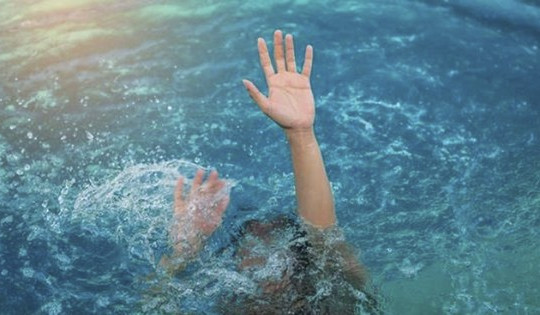 Hà Nội: Tạm giữ một giáo viên trong vụ nam sinh lớp 9 tử vong ở bể bơi