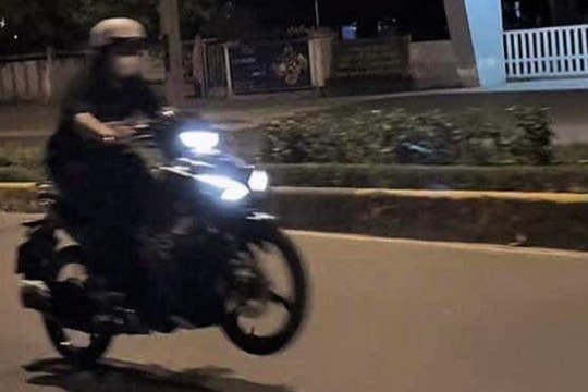 Xử lý cô gái 21 tuổi lái xe máy bằng một bánh trên đường phố