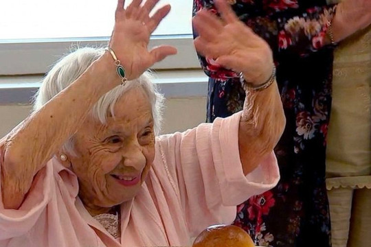 Được hỏi bí kíp sống lâu, cụ bà 107 tuổi bật mí: "Không đồ ngọt, không nước soda và không lấy chồng"