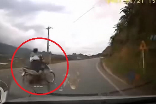 Clip: Ô tô tông văng xe máy chạy ẩu, người trên “xế hộp” sợ hãi thét lớn