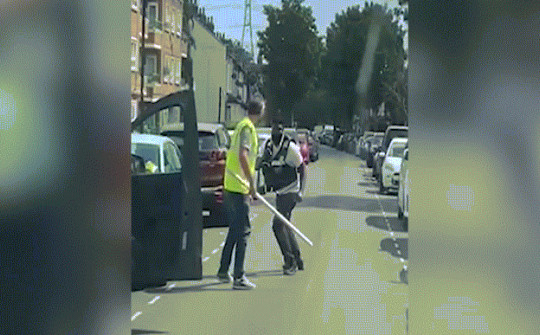 Video: Cảnh sát Anh và người vi phạm giao thông "tỉ thí" giữa đường