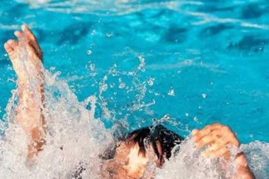 Nghệ An: Nam sinh tử vong sau khi tắm ở bể bơi trường học