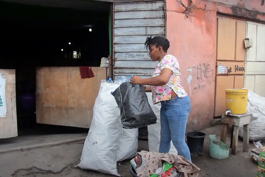 Nigeria cho đổi rác thải nhựa thay học phí