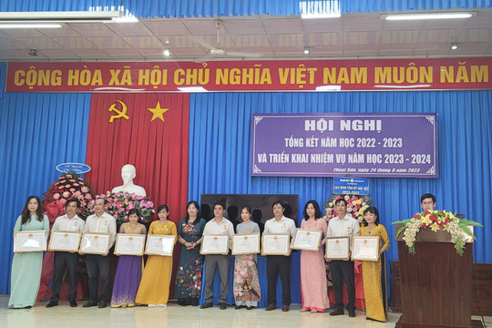 Gần 140 giáo viên và học sinh huyện Thoại Sơn (An Giang) được vinh danh