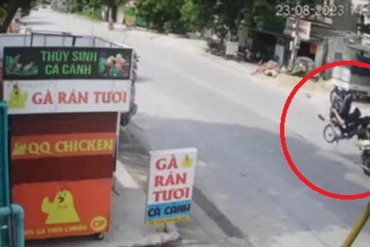 Clip: Phóng như bay gặp nạn bất ngờ, xe máy chở 2 người lộn santo trên không