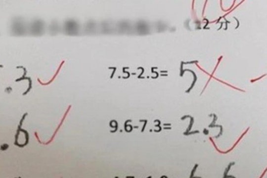 Con làm toán 7,5 - 2,5= 5 bị cô gạch sai, mẹ đi kiện nghe giải thích thì tâm phục