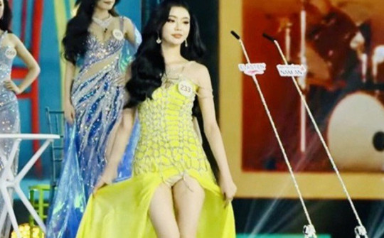 Thí sinh hoa hậu Việt mắc sự cố thời trang vì váy xẻ trên sóng trực tiếp