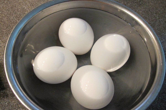 Luộc trứng xong có nên ngâm nước lạnh?