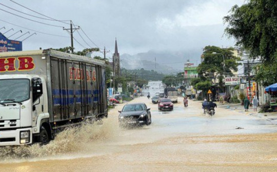 Mưa lớn kéo dài gây ngập lụt nhiều nơi ở thành phố Bảo Lộc