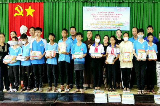 Trao tặng SGK và tập vở cho học sinh dân tộc Khmer huyện miền núi Tri Tôn
