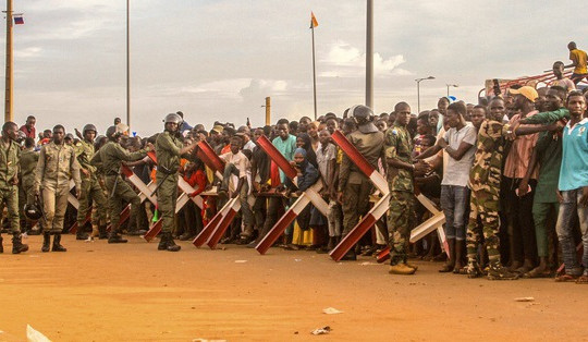 Phe đảo chính Niger trục xuất gấp đại sứ Pháp
