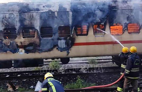 Ấn Độ: Cháy nổ trên tàu hỏa khiến hàng chục người thương vong