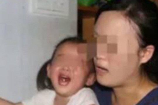 Con gái 3 tuổi đi nhà trẻ về muốn tiểu tiện nhưng không dám, mẹ oà khóc khi thay đồ cho bé