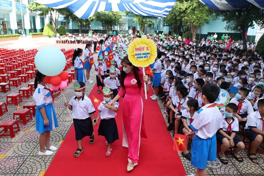 Hà Nội cấm các trường bắt học sinh mua đồng phục mới