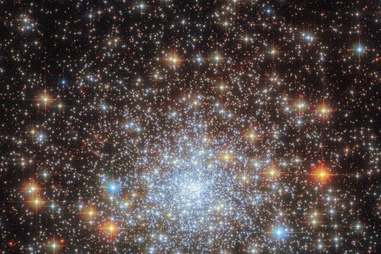 Hubble chụp ảnh một trong những đối tượng già nhất trong thiên hà
