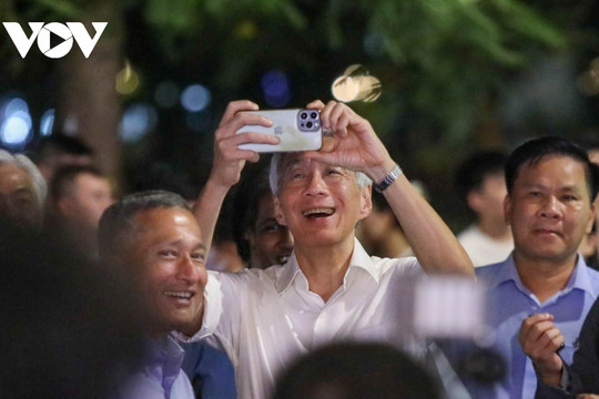 Thủ tướng Singapore Lý Hiển Long dạo phố đi bộ Hồ Gươm, thăm đền Ngọc Sơn