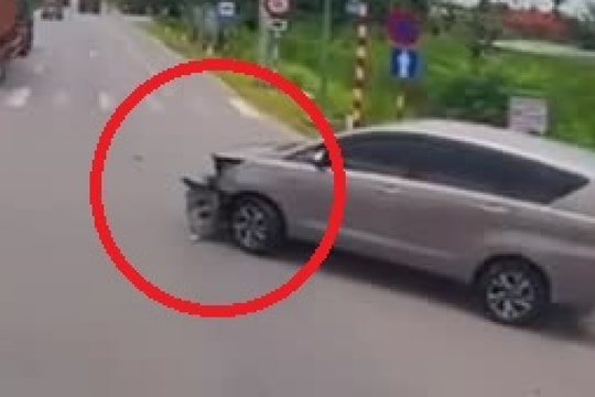 Clip: Chạy bất cẩn lao đầu vào xe khủng, tài xế ô tô “trả giá đắt”