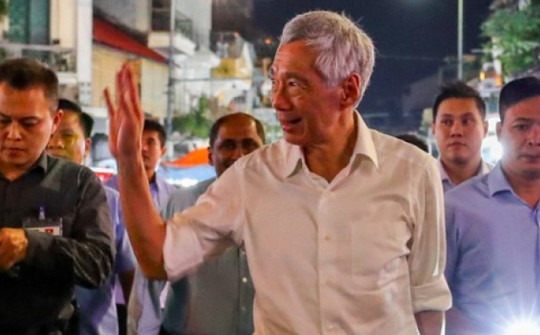 Thủ tướng Singapore Lý Hiển Long dạo hồ Hoàn Kiếm, thăm đền Ngọc Sơn