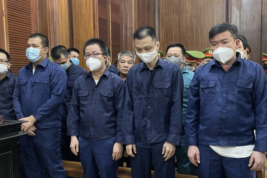 Hình ảnh 13 cựu công an phường Phú Thọ Hoà hầu toà