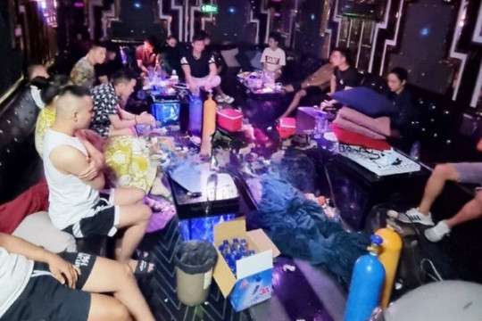 8 thanh niên thuê nhiều cô gái vào quán karaoke phục vụ 'tiệc' ma túy