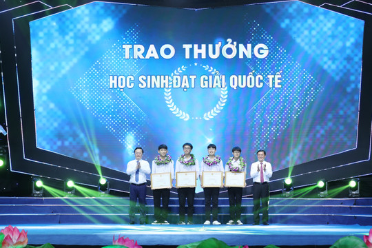 Gần 3 tỷ đồng khen thưởng học sinh, giáo viên xuất sắc tỉnh Nghệ An năm 2023