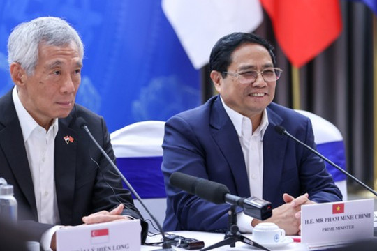 Thủ tướng Phạm Minh Chính và Thủ tướng Lý Hiển Long đối thoại với các lãnh đạo trẻ