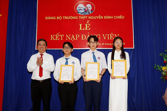 3 học sinh Trường THPT Nguyễn Đình Chiểu được kết nạp Đảng